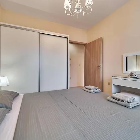 South Bay - Monk Apartment Warna
